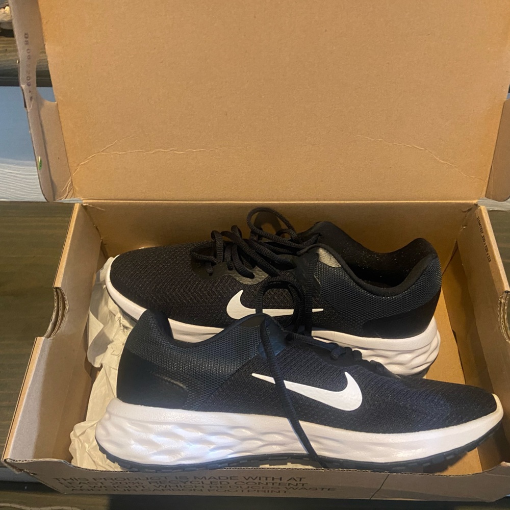 Brand New in Box Women’s Nike Revolution 6 Running Shoes size 9.5 Wide